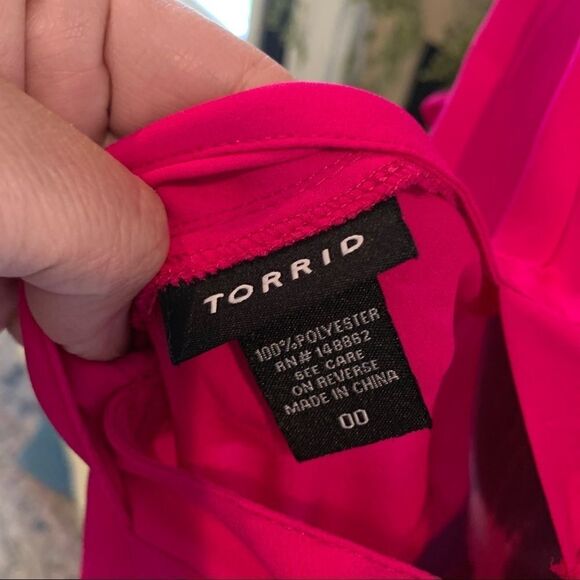 Torrid georgette back detail hot pink shirt - Picture 4 of 6